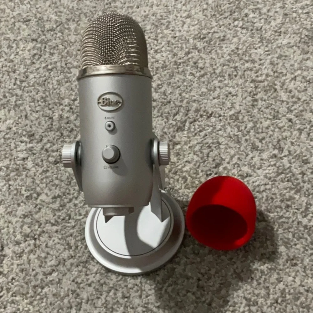 BLUE YETI SILVER MICROPHONE!! EUC CORD AND PHONE ADAPTER INCLUDED!